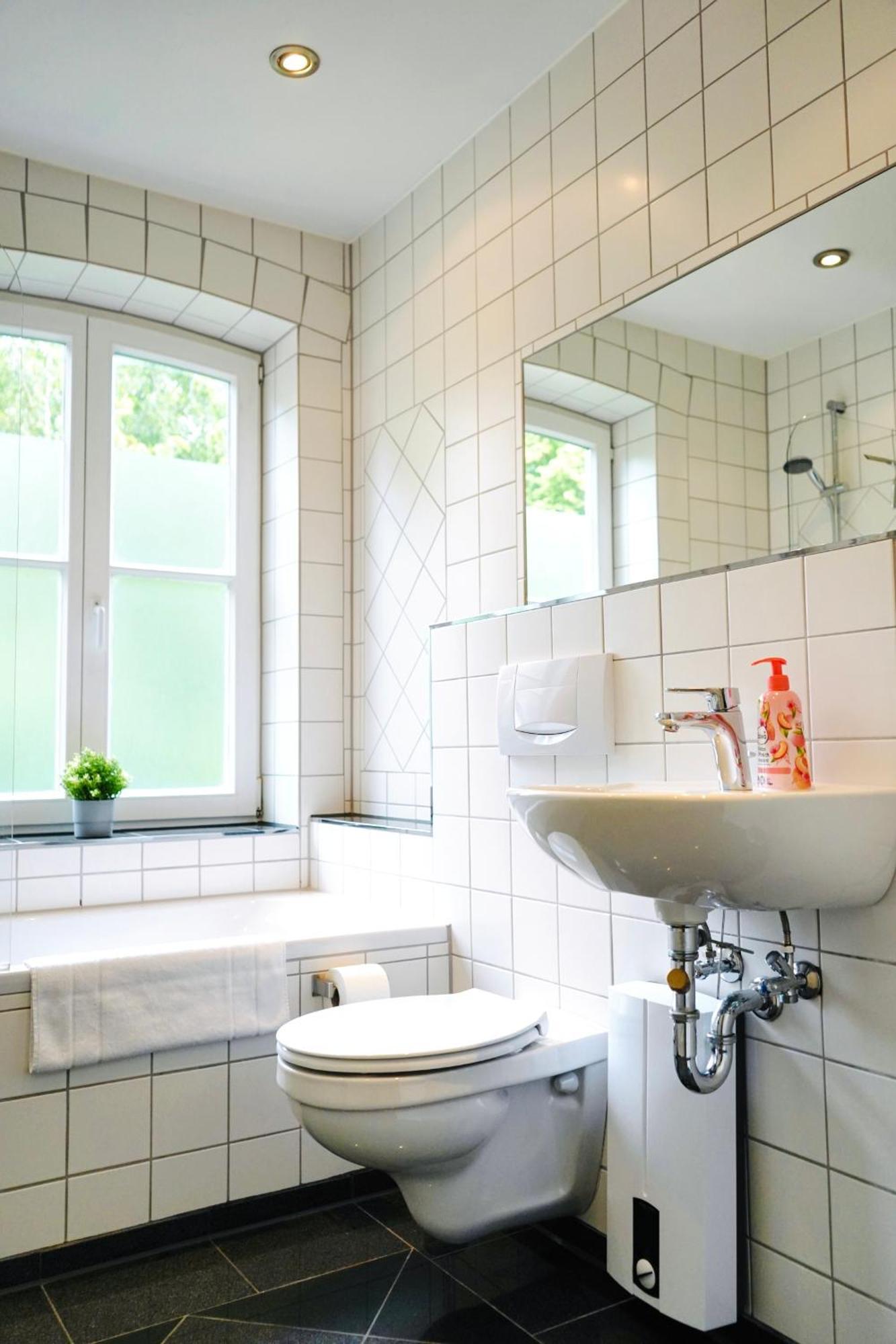 Stilvolles Apartment In Stadtnaehe-Parkplatz- 4 Personen- Balkon Wolfsburg Buitenkant foto